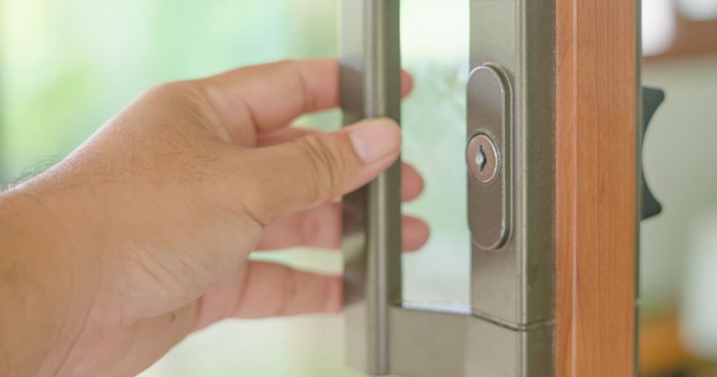 Cerradura para puerta corredera_ opciones seguras para terraza, patio o negocio