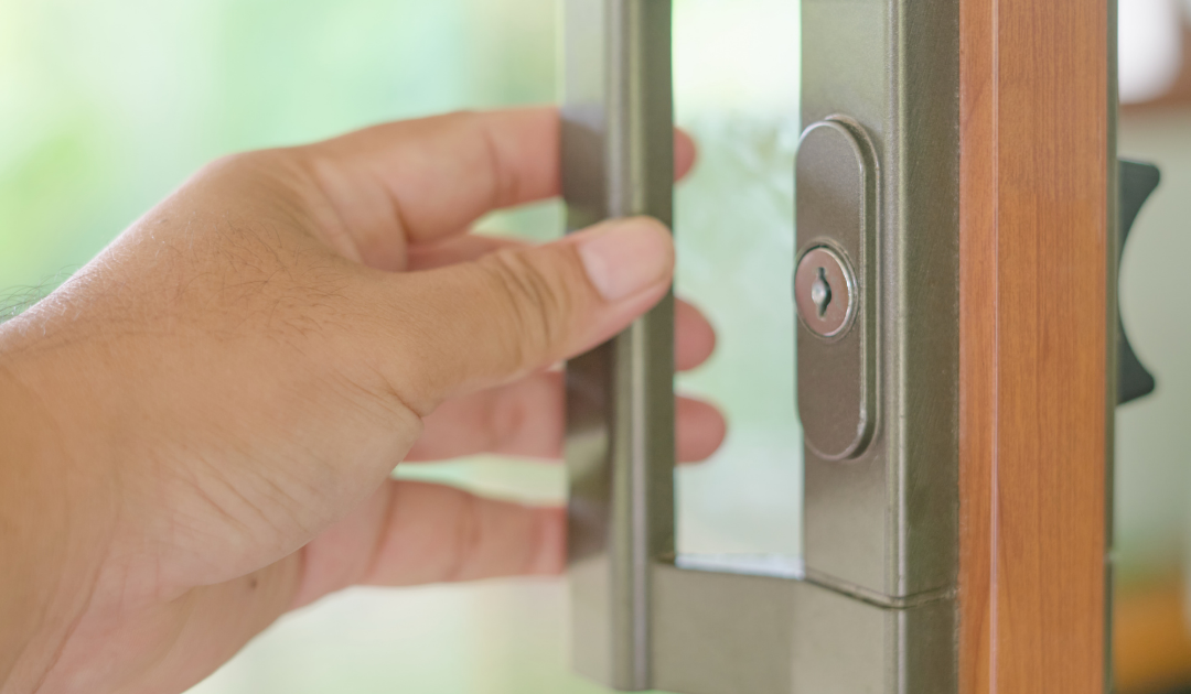Cerradura para puerta corredera_ opciones seguras para terraza, patio o negocio